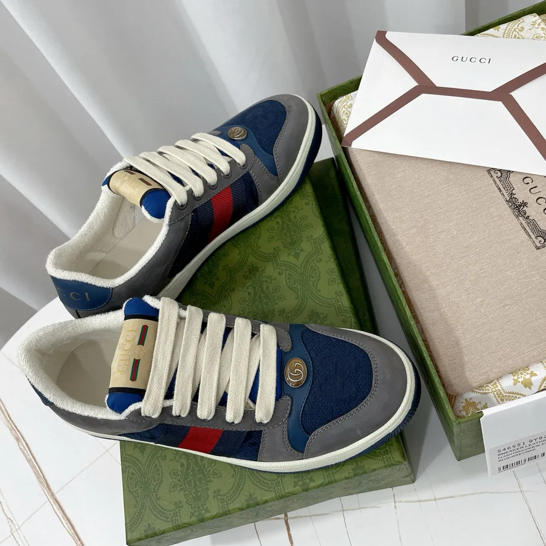 Ex-factory price: 540💰 GUCCI Gucci's newly upgraded back cover lining, top-notch old dirty shoes, classic casual sports shoes for couples, retro sneakers and old G family dirty shoes, updated at the counter simultaneously! ①The shoe upper has the same water-based edge coating process as the original version⚠️The ordinary oil edges on the market have a strong glue feel and are easy to fall off! Grade A first-layer nubuck leather (with pores)/matching computer embroidered double G cloth, high-density terry velvet lining. ② A PVC transparent small round mark sealing line is added to the details of the midsole. The mold is opened six times and the jewelry craftsmanship is used to customize the two-color double G buckle, striving to be the same as the original version. A pair of buttons is more than three times more expensive than ordinary buckles on the market. ③An old two-color washable label, the chip is placed on the outer waist of the right foot, the entire shoe is completely hollowed out with rubber technology, TUP material (rubber to distinguish the market) with the latest green packaging from the counter, 3D printed handbag, and a pair of shoelaces. There is no pressure when entering and exiting the counter. You can buy a 1:1 accurate replica of the original version and modify and upgrade it repeatedly. The details are perfectly restored, the materials are all customized, and they are truly top-notch. Please look at the details clearly to identify the quality. Upper: First-layer frosted cowhide/embroidered double G cloth. Lining: original high-density velvet lining. Foot pads: original pearlescent sheepskin. Outsole: private molded vacuum TPU material. Packaging: original top-grade full set packaging at the counter. Shoe size: women's size 35-40, men's size 39-44 (men's size 38, 45🉑️customized, non-returnable)